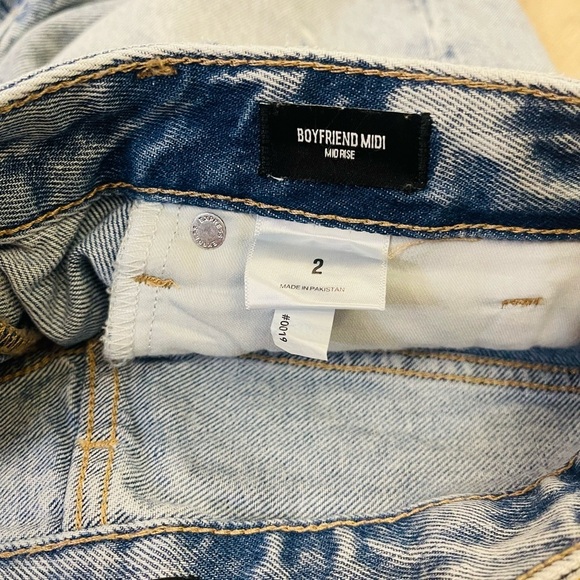 NWOT Express Boyfriend MIDI Blue Jean Shorts with Relaxed Fit and Frayed Hem - Picture 9 of 10